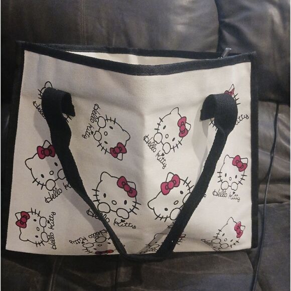 ⭐️ Hello Kitty Canvas Bag ⭐️ - Picture 3 of 8